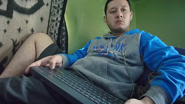 Snapshot of sweet_cock28 chatting on 11/04/25, 03:22 sweet cock28 online show from 11/04/25, 03:22