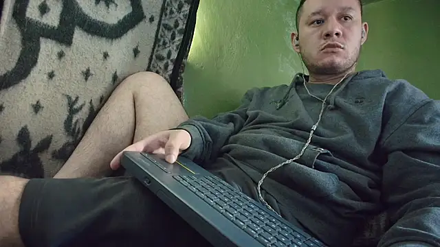 Snapshot of sweet_cock28 chatting on 11/17/25, 03:18 sweet cock28 online show from 11/17/25, 03:18