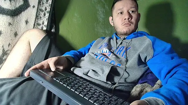 Snapshot of sweet_cock28 chatting on 11/23/25, 03:50 sweet cock28 online show from 11/23/25, 03:50