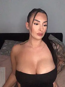 Snapshot of Mia-Bremer chatting on 11/08/25, 09:53 Mia-Bremer online show from 11/08/25, 09:53