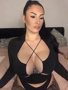 Snapshot of Mia-Bremer chatting on 11/25/25, 12:27 Mia-Bremer online show from 11/25/25, 12:27