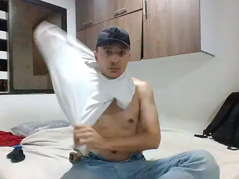 Snapshot of axeldaviid chatting on 08/05/26, 03:53 axeldaviid online show from 08/05/26, 03:53