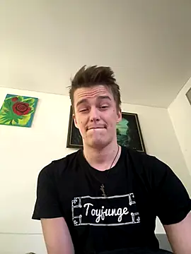 Snapshot of Toyjungee chatting on 11/05/25, 10:48 Toyjungee online show from 11/05/25, 10:48