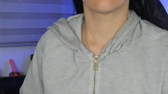 natasha logan  online show from 12/15/25, 04:06