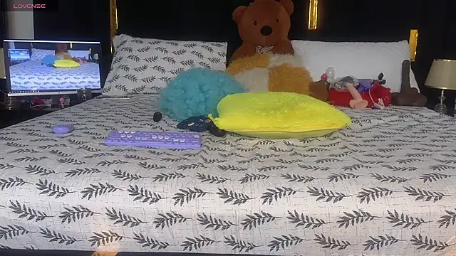 Snapshot of Sexy_sharntel chatting on 10/15/25, 11:43 Sexy sharntel online show from 10/15/25, 11:43