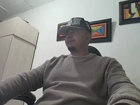 Snapshot of myke_andrade chatting on 10/17/25, 02:48 myke andrade online show from 10/17/25, 02:48