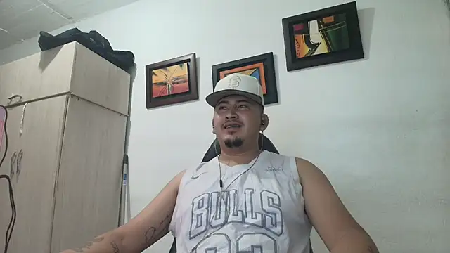 Snapshot of myke_andrade chatting on 11/06/25, 01:06 myke andrade online show from 11/06/25, 01:06