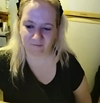 Snapshot of D_Marinna chatting on 11/08/25, 08:07 D Marinna online show from 11/08/25, 08:07