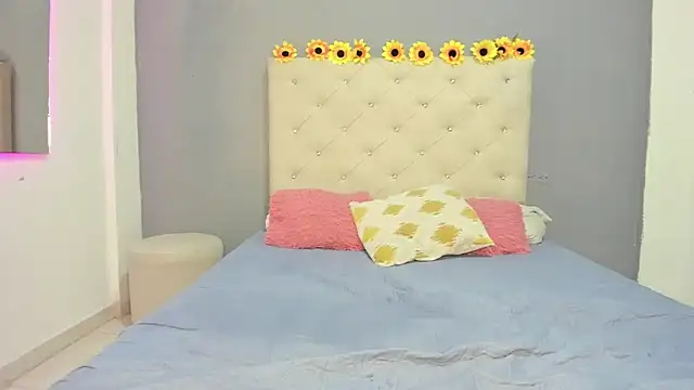 Snapshot of violetasimonz chatting on 03/18/25, 03:42 violetasimonz online show from 03/18/25, 03:42