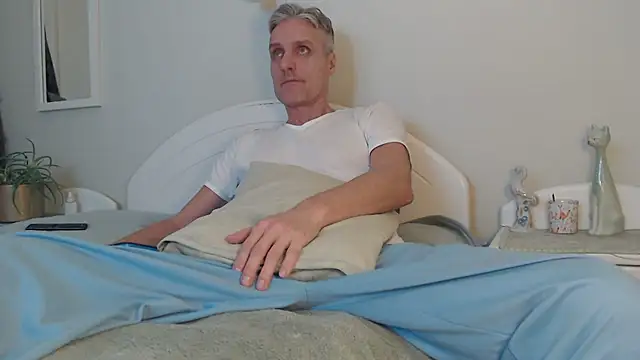 Snapshot of StrongBill chatting on 01/19/25, 03:42 StrongBill online show from 01/19/25, 03:42