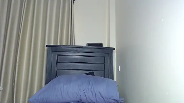 Snapshot of NIKKIE_LOVE chatting on 11/11/25, 04:12 NIKKIE LOVE online show from 11/11/25, 04:12