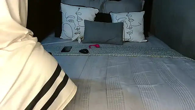 Snapshot of CURVEYDOLLXX chatting on 11/25/25, 08:36 CURVEYDOLLXX online show from 11/25/25, 08:36