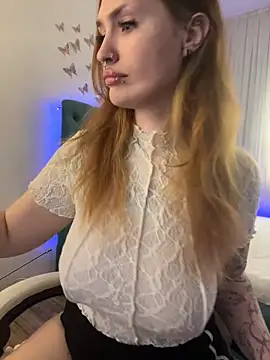  Chlo  e online show from 09/17/25, 10:17