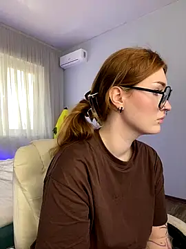  Chlo  e online show from 10/03/25, 10:56