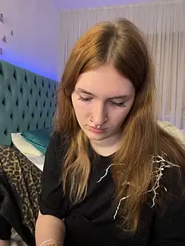  Chlo  e online show from 10/12/25, 09:36