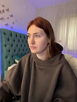  Chlo  e online show from 10/19/25, 10:49