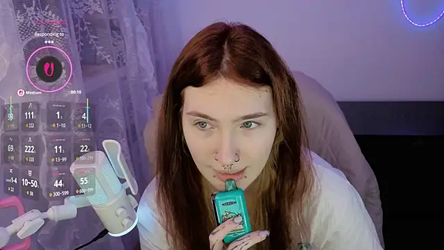 Snapshot of _Chlo__e chatting on 12/17/25, 03:29 Chlo e online show from 12/17/25, 03:29