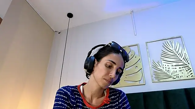 Nina Cavaali online show from 10/22/25, 06:07