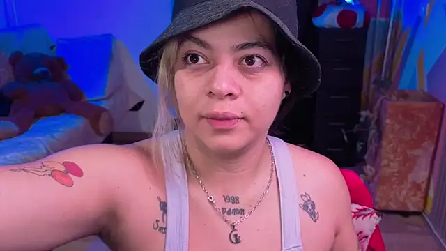 Snapshot of Cuttiealice chatting on 11/03/25, 11:44 Cuttiealice online show from 11/03/25, 11:44