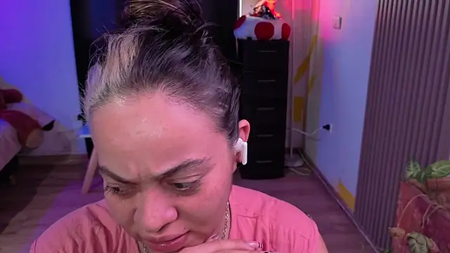 Snapshot of Cuttiealice chatting on 11/13/25, 03:55 Cuttiealice online show from 11/13/25, 03:55