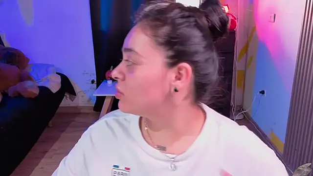 Snapshot of Cuttiealice chatting on 11/17/25, 01:28 Cuttiealice online show from 11/17/25, 01:28