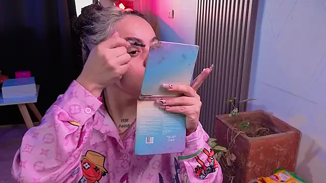 Snapshot of Cuttiealice chatting on 11/18/25, 02:21 Cuttiealice online show from 11/18/25, 02:21