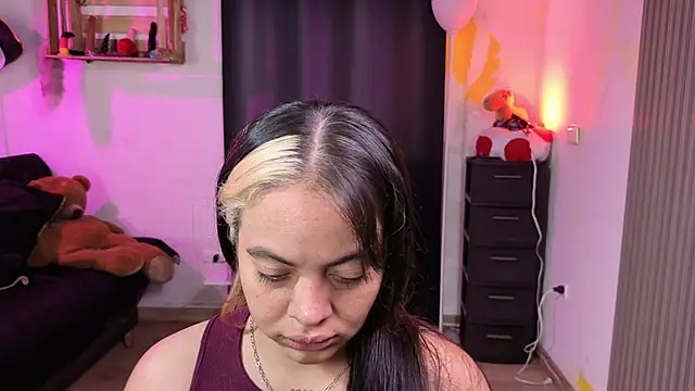 Snapshot of Cuttiealice chatting on 11/22/25, 02:05 Cuttiealice online show from 11/22/25, 02:05