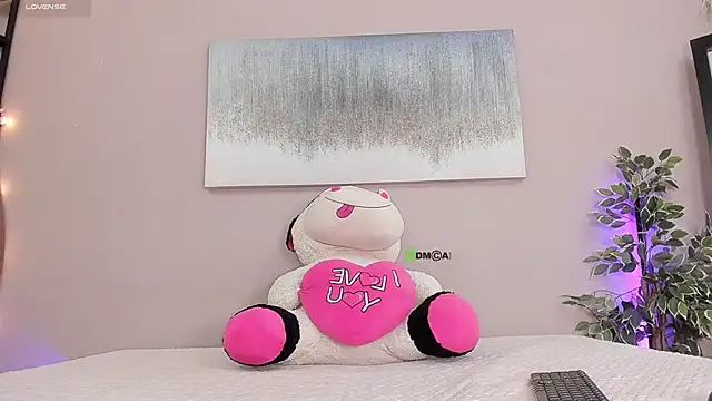 Snapshot of Briana_Wells_ chatting on 10/28/25, 01:36 Briana Wells online show from 10/28/25, 01:36