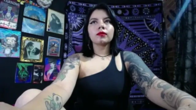 Snapshot of Yourmadame_P chatting on 10/22/25, 12:22 Yourmadame P online show from 10/22/25, 12:22