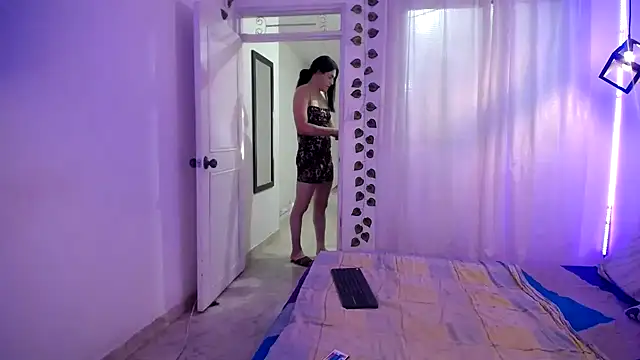 Snapshot of ivonne__hott1 chatting on 09/28/25, 06:02 ivonne hott1 online show from 09/28/25, 06:02