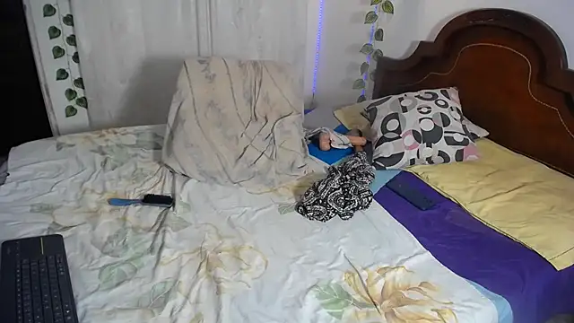 Snapshot of ivonne__hott1 chatting on 12/14/25, 03:23 ivonne hott1 online show from 12/14/25, 03:23