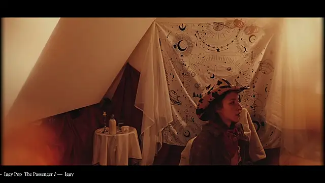 Snapshot of WebCora chatting on 10/29/25, 06:42 WebCora online show from 10/29/25, 06:42