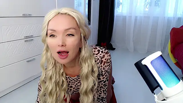 Snapshot of WhiteBunny chatting on 10/14/25, 10:38 WhiteBunny online show from 10/14/25, 10:38