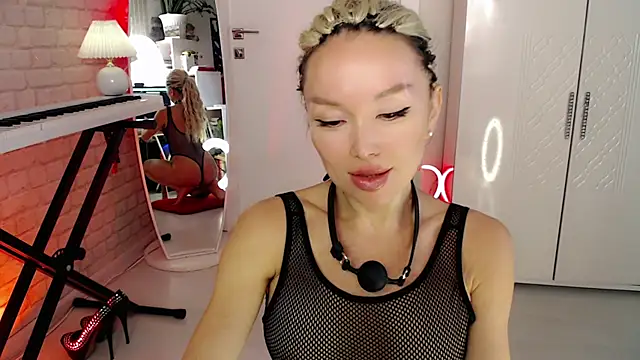 Snapshot of WhiteBunny chatting on 11/06/25, 02:18 WhiteBunny online show from 11/06/25, 02:18