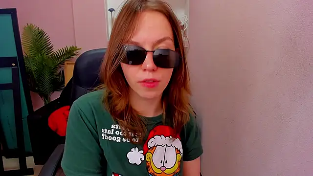 Snapshot of Persephoni chatting on 12/17/25, 05:02 Persephoni online show from 12/17/25, 05:02