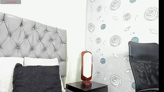 luna evaa online show from 10/10/25, 02:27