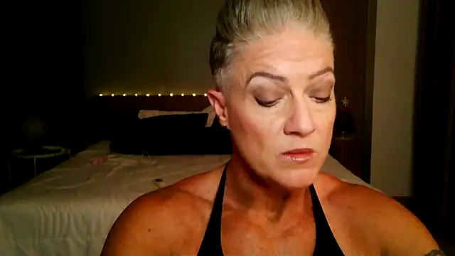 Snapshot of Devon2020 chatting on 12/17/25, 11:38 Devon2020 online show from 12/17/25, 11:38