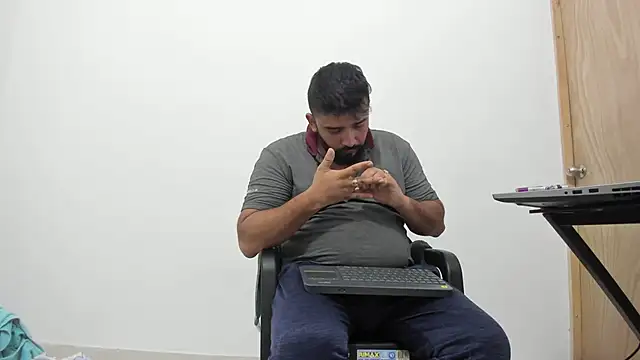 Snapshot of isearchcompany chatting on 11/01/25, 11:51 isearchcompany online show from 11/01/25, 11:51