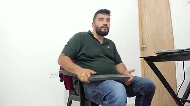 Snapshot of isearchcompany chatting on 11/06/25, 10:54 isearchcompany online show from 11/06/25, 10:54