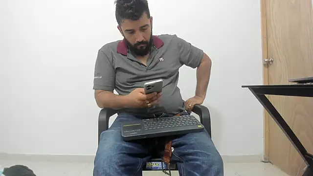 Snapshot of isearchcompany chatting on 11/19/25, 01:44 isearchcompany online show from 11/19/25, 01:44