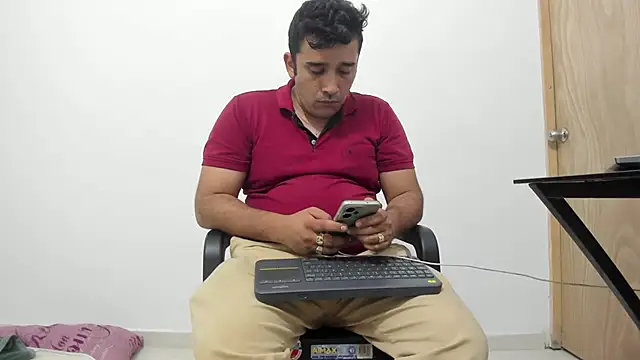 Snapshot of isearchcompany chatting on 11/27/25, 04:03 isearchcompany online show from 11/27/25, 04:03