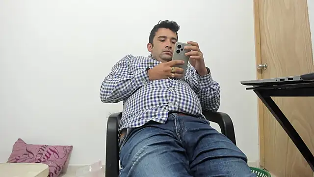 Snapshot of isearchcompany chatting on 11/28/25, 12:19 isearchcompany online show from 11/28/25, 12:19