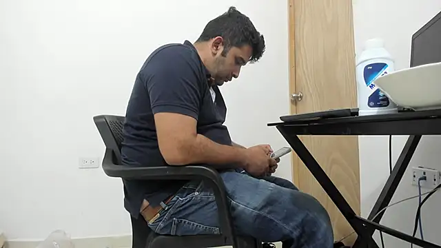 Snapshot of isearchcompany chatting on 11/30/25, 07:23 isearchcompany online show from 11/30/25, 07:23