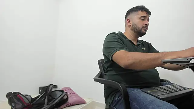 Snapshot of isearchcompany chatting on 12/15/25, 09:13 isearchcompany online show from 12/15/25, 09:13