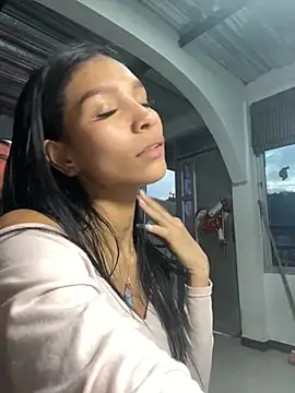 LauraAristizabal online show from 12/27/24, 10:48
