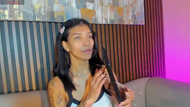 LauraAristizabal online show from 12/14/25, 12:54