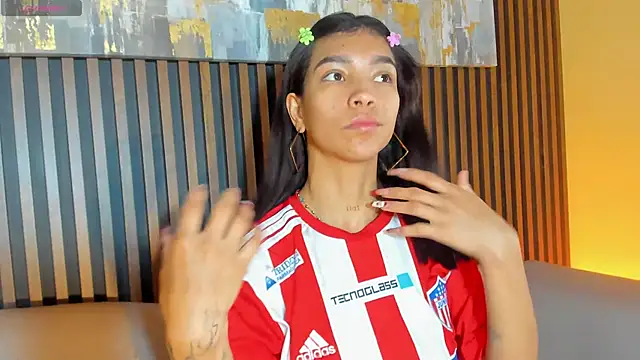 LauraAristizabal online show from 12/16/25, 12:43