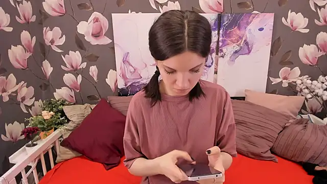 Snapshot of MelaniGrand chatting on 02/19/25, 09:39 MelaniGrand online show from 02/19/25, 09:39