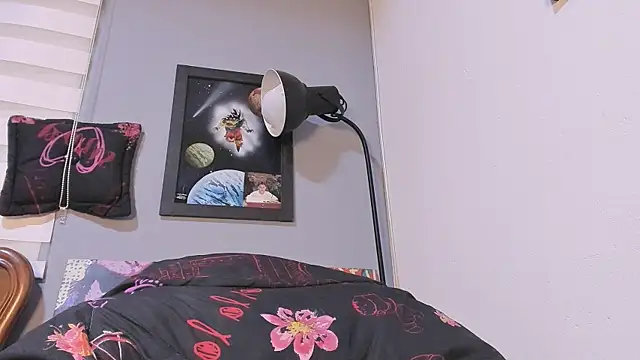 Snapshot of damn_fox chatting on 12/19/24, 02:01 damn fox online show from 12/19/24, 02:01