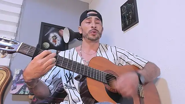 Snapshot of damn_fox chatting on 03/20/25, 07:25 damn fox online show from 03/20/25, 07:25